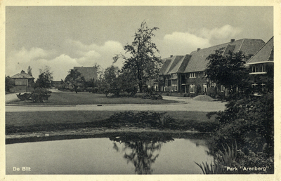 8318 Gezicht op enkele woonblokken in het park Arenberg te De Bilt uit het noorden.